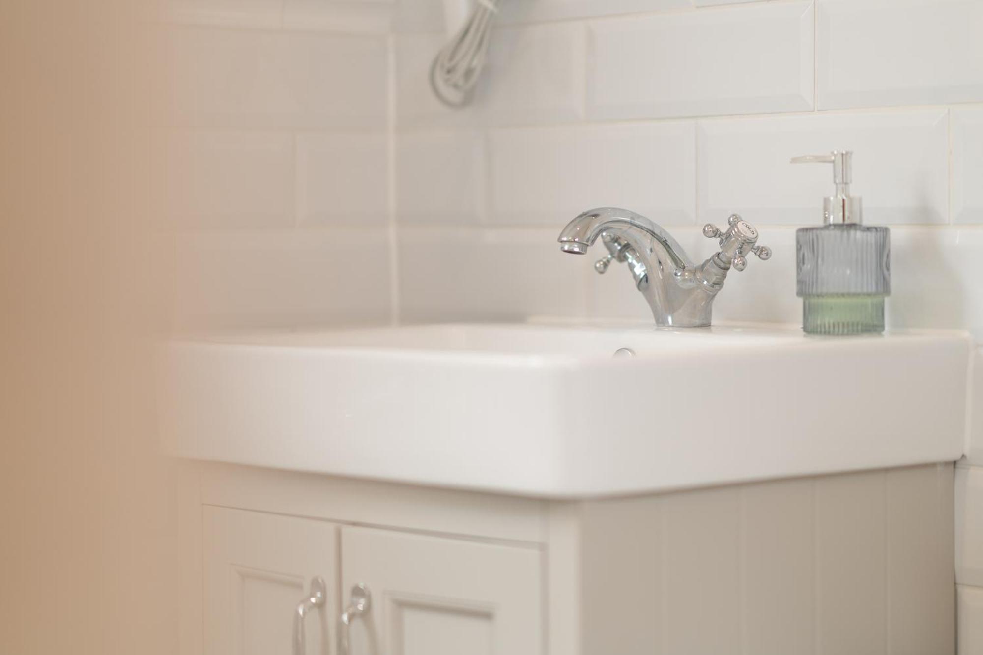 Beautiful 2 Bedroom With Private Garden In Wimbledon - Minutes From Central 런던 외부 사진